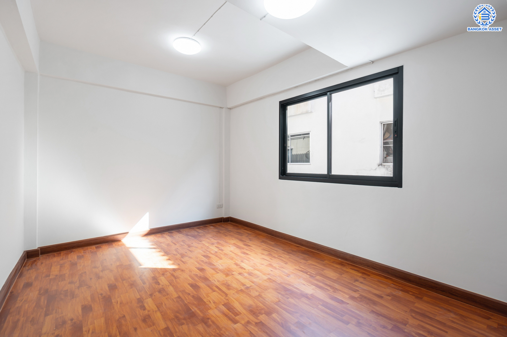 บ้านมือสองตกแต่งใหม่ ม.ศุภาลัยวิลล์ รัตนาธิเบศร์18 ทาวน์เฮ้าส์ 3 ชั้น ทำเลโซนเมือง! เนื้อที่ 18.3 ตร.ว. ฟังก์ชันจัดเต็ม 4 ห้องนอน 3 ห้องน้ำ จอดรถได้ 1 คัน บนสุดยอดทำเล! เชื่อมต่อได้ทั้ง ถ.รัตนาธิเบศร์ ถ.ติวานนท์ และสนามบินน้ำ ใกล้เซ็นทรัลรัตนาธิเบศร์ ทางด่วน "งามวงศ์วาน" และรถไฟฟ้าสายสีม่วง "สถานีศูนย์ราชการนนทบุรี"